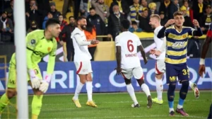 Ulduz futbolçu azarkeşlərin etirazına dözməyib ikinci hissədə meydana çıxmadı