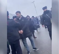 Kamili hava limanından əliqandallı çıxardılar - VİDEO