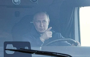 Putin “KamAZ” sürdü - VİDEO
