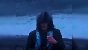 Fırtınada reportaj hazırlayan müxbirin başına iş gəlib - VİDEO