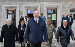 Prezident sakinlərlə Xankəndini gəzdi - FOTOLAR