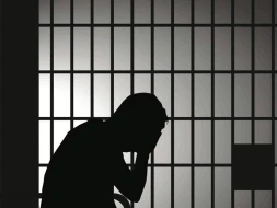 Ermənistanda məhbus ağzını tikdi 