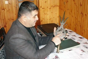 Şah İsmayılın döyüş bayrağının başlığı Astaranın kəndində qorunur - FOTO