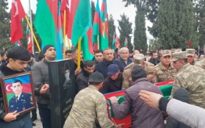 Şəhidin dəfnində ürəkdağlayan anlar: \"Səndən doymadım, Həsən...\" - VİDEO