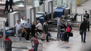 Aeroportda baqajdan qumbara tapıldı