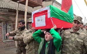 Şəhidimizin tabutunu həyat yoldaşı apardı - VİDEO