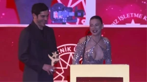 Mükafatı almaq üçün səhnəyə çıxan Serenaydan diqqət çəkən hərəkət – VİDEO