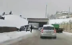 Bakıda sürüşüb qəzaya düşən maşınlar - VİDEO