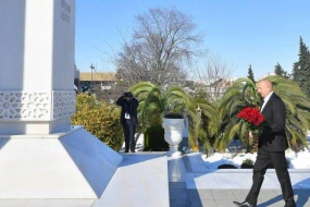 İlham Əliyev Lənkəran şəhərində Heydər Əliyevin abidəsini ziyarət etdi - FOTO
