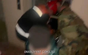 2-si uşaq olmaqla 3 nəfər liftdə qaldı - VİDEO