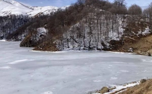Azərbaycanın dağ göllərindən biri olan Maralgöl donub - FOTO