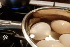 Qaynadılmış yumurtanın qabığını tez təmizləməyin 3 SADƏ YOLU