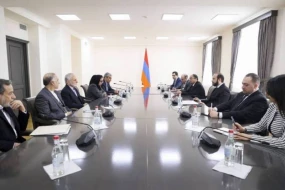 Mirzoyan Xameneinin müşaviri ilə görüşdü 
