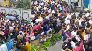 Hindistanda dini ayin zamanı yüzdən çox insan öldü