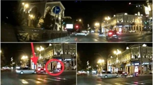 Yolayrıcına girən sürücü əvvəlcə mopedə, sonra \"Mercedes\"ə çırpıldı - VİDEO