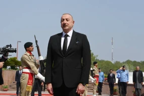 Prezident İlham Əliyev İslamabadda milli abidəni ziyarət etdi - FOTO