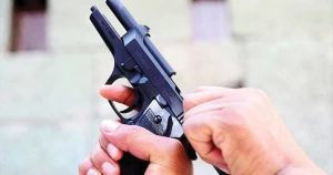 Küçədə yüksək səslə musiqi dinləyən uşaqlar güllələndi