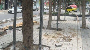Bakının mərkəzində qanunsuz quraşdırılan konstruksiya söküldü - FOTOFAKT