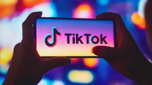 Azərbaycanda \"TikTok\"a video çəkmək istəyən sürücü həyatından oldu - VİDEO