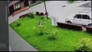 Gənc qadın 13-cü mərtəbədən yıxıldı - Sağ qaldı (VİDEO)