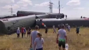 Rusiyada sərnişin qatarı relsdən çıxdı - VİDEO