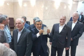 Əhmədinejad prezident seçkilərində iştirak etmək üçün qeydiyyatdan keçib