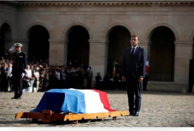 Eyfel qülləsi yaxınlığına Fransa bayraqlı tabutlar qoyuldu