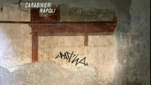Avropalı turist Qədim Roma divarını zədələdi
