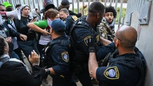 Fələstin tərəfdarları İsrail konsulluğuna basqın etdi