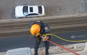 Bakıda azyaşlı bağlı qapı arxasında köməksiz qaldı - VİDEO