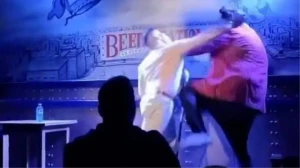 Qəzəbli ata oğlu haqqında seksual fikirlər səsləndirən aktyoru yumruqladı