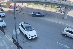 Bakıda maşın svetofora çırpıldı