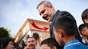 Şərqi Türküstana gedən Fidan həm açıqlamaları, həm də taxdığı qalstuk ilə mühüm mesajlar verdi