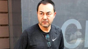 Səhnəyə yenə içkili çıxdı: ağzına gələni danışdı - VİDEO