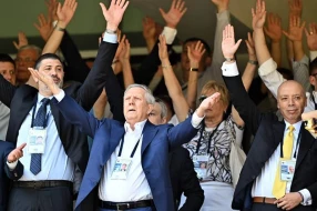 Əziz Yıldırım qurultayı tərk etdi - VİDEO