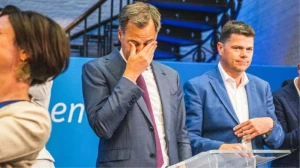 Bu ölkədə baş nazir göz yaşları içində istefa verdi