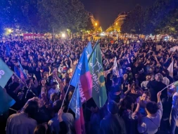 Sağçıların qələbəsindən sonra yüzlərlə insan küçələrə axışdı