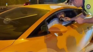 Məşhur aktyor yeni aldığı son model avtomobili ilə polisə yaxalandı