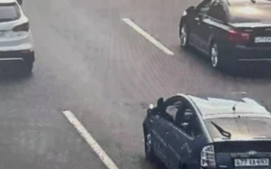 Narkotik çəkdi, \"Prius\"u uzanaraq sürdü - VİDEO