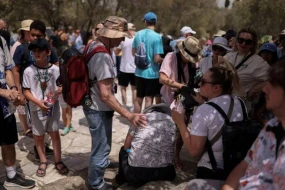 Yunanıstanda isti hava turistləri çətin vəziyyətə saldı
