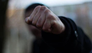 Gədəbəydə kürəkən qayınanasını döydü 