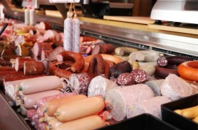 Xaricdən 5 manata gətirilən kolbasalar marketlərdə 20 manatdan baha satılır