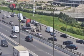 Bakıda yük avtomobilinin üzərindəki texnika yola düşdü