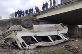 Xaçmazda mikroavtobus körpüdən aşdı: Xəsarət alan var - FOTO