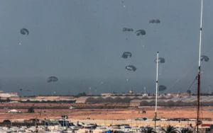 Yardım paketləri Qəzzaya havadan səpildi - Video