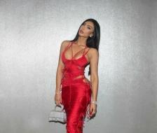 Azərbaycanlı modelin 23 minlik geyimi müzakirələrə səbəb oldu - FOTO