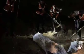 İsrail bu dəfə kütləvi məzarlığı hədəf aldı - Basdırılmış cəsədlər üzə çıxdı