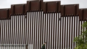 Miqrantlar ABŞ-Meksika sərhədində divardan düşdü - 11 nəfər xəsarət aldı