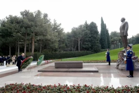 Mişustin Heydər Əliyevin məzarını ziyarət etdi