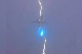 Kanadada göyərtəsində 550 sərnişin olan təyyarəni ildırım vurdu - VİDEO